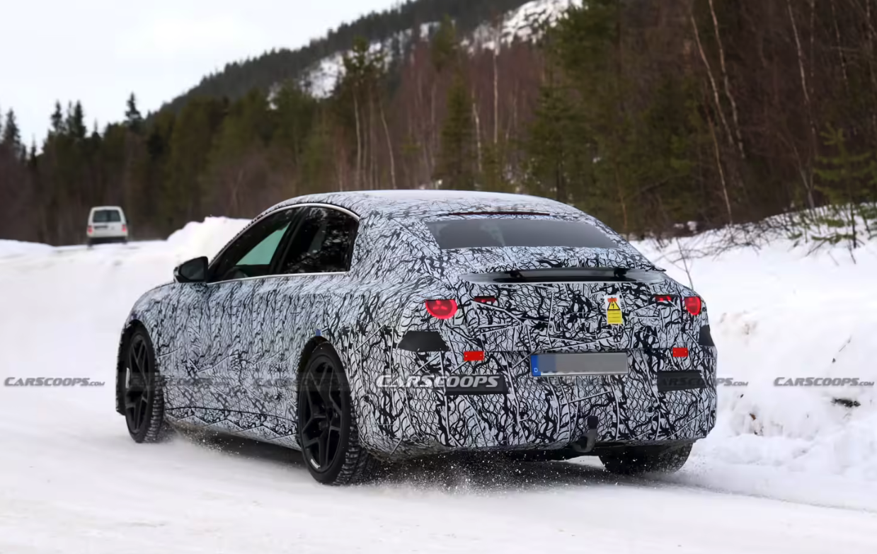 奔驰纯电AMG C级谍照曝光 800V架构+三电机,性能对标传统V8